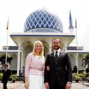 Kronprinsparet utenfor Malaysias Blå moské (Foto: Gorm Kallestad / Scanpix)